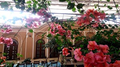 حیاط هتل سنتی ادیب الممالک یزد حیاط هتل سنتی ادیب الممالک یزد